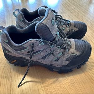 Merrell Vibram women’s hiking shoes sz 9.5